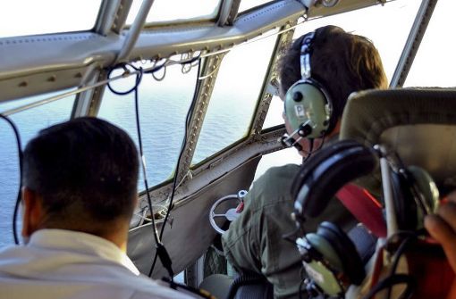 Mitglieder der argentinischen Luftwaffe suchen im Südatlantik (Argentinien) nach dem verschollenen U-Boot. Foto: Argentine Navy/dpa
