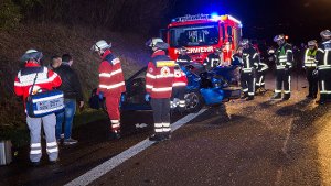 Ein 25-jähriger Autofahrer hat in der Samstagnacht auf der B 14 ein Stauende übersehen und einen Unfall mit fünf Verletzten verursacht. Foto: www.7aktuell.de | Sven Adomat