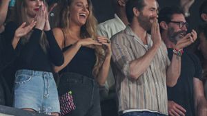 Taylor Swift mit ihren Hollywood-Freunden Blake Lively, Ryan Reynolds und Hugh Jackman (v.l.n.r.) im Football-Stadion. Foto: imago images/USA TODAY Network