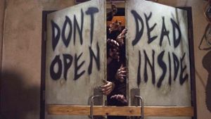 „Nicht öffnen. Drinnen sind Tote“: Angesichts der Zombies hinter der Tür ist der Ratschlag aus der TV-Serie „Walking Dead“ besser ernst zu nehmen. Foto: AFP