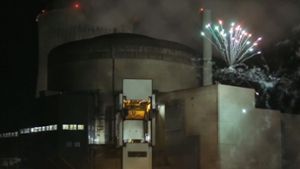 Protest: Vor dem Kraftwerk Cattenom zünden Atomkraftgegner Feuerwerksraketen. Foto: dpa