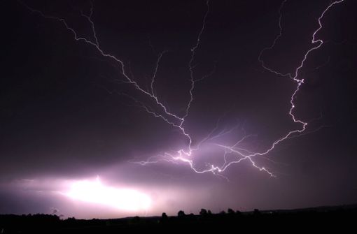 Blitz zuckt bei einem Gewitter am nächtlichen Himmel bei Ellwangen. Foto: dpa/Alexander Wolf