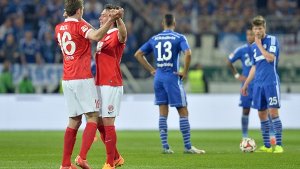 Die Mainzer Spieler jubeln über den 2:0-Erfolg gegen Schalke. Foto: dpa