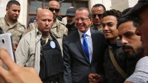 Als Beauftragter des UN-Generalsekretärs vermittelt der deutsche Diplomat Martin Kobler, hier nach einer Pressekonferenz in Tripolis, zwischen den verfeindeten Gruppen in Libyen. Foto: dpa