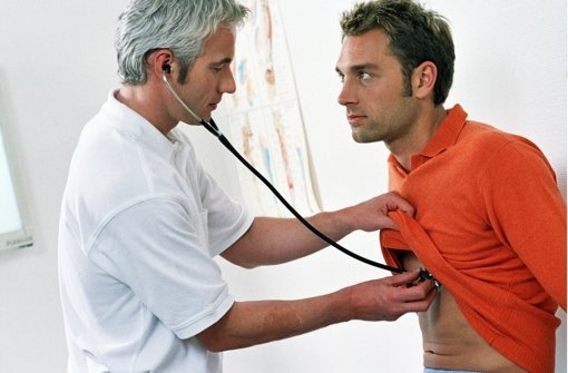 Männer vernachlässigen laut einer Studie zu oft die eigene Gesundheit und werden im Vergleich zu Frauen häufiger krank. Foto: dpa
