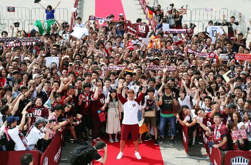 Lukas Podolski ist in Japan wie ein Popstar empfangen worden. Foto: Kyodo News/AP