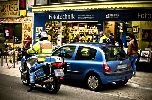 Immer wieder muss die Polizei in der Tübinger Straße eingreifen und aufklären: Parken ist in der Zone des Mischverkehrs nicht erlaubt. Foto: Leif Piechowski