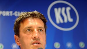 KSC-Sportdirektor Jens Todt schloss seinen eigenen Wechsel zum abstiegsbedrohten VfB Stuttgart aus. Foto: dpa