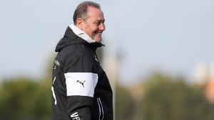 VfB-Trainer Huub Stevens kann sich über eine Verstärkung freuen.  Foto: Pressefoto Baumann