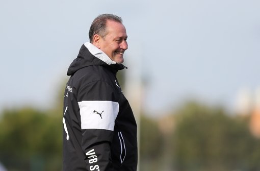 VfB-Trainer Huub Stevens kann sich über eine Verstärkung freuen.  Foto: Pressefoto Baumann
