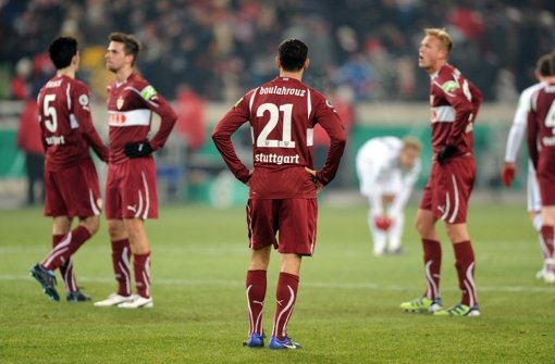 Fassungslos: Die Stuttgarter Mannschaft um Khalid Boulahrouz steht nach der 0:2-Niederlage am Mittwochabend auf  dem Platz. Foto: dpa