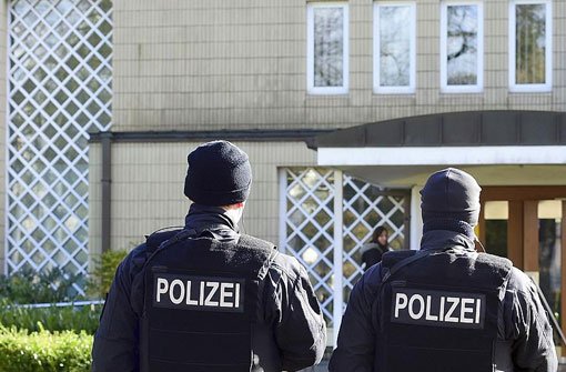 Polizisten sichern die Synagoge in Bremen. Foto: Getty Images