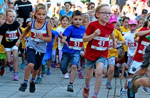 Auf los gehts los: Mehrere Hundert Kinder starten am Samstag bei Sommerwetter beim Bambinilauf – und freuen sich anschließend über ihre Medaillen Foto: factum/Granville