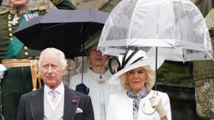 König Charles III. und Königin Camilla feiern Gartenparty im Regen