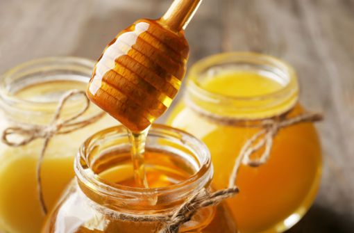 Was macht Honig zu der süßen, goldenen Masse, die wir kennen? Wir erklären Ihnen, wie Honig entsteht und welche Stoffe sich in ihm befinden.