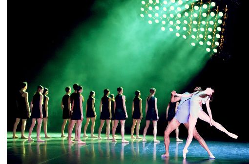 Elisa Badenes, Constantine Allen und  Ensemble in Katarzyna Kozielskas „Dark Glow“ Foto: Stuttgart Ballett