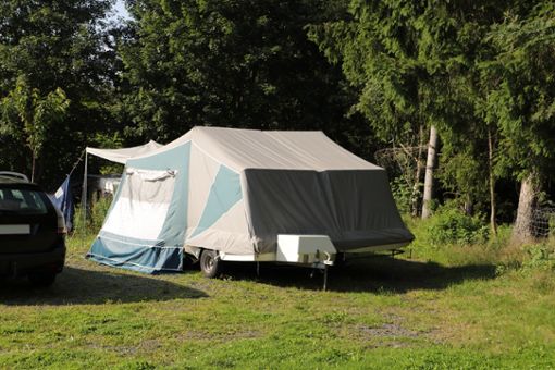 Zusammengepackt nehmen Zeltanhänger nur wenig Platz ein und verwandeln sich in wenigen Minuten in große Zelte mit einem kleinen Wohnraum.