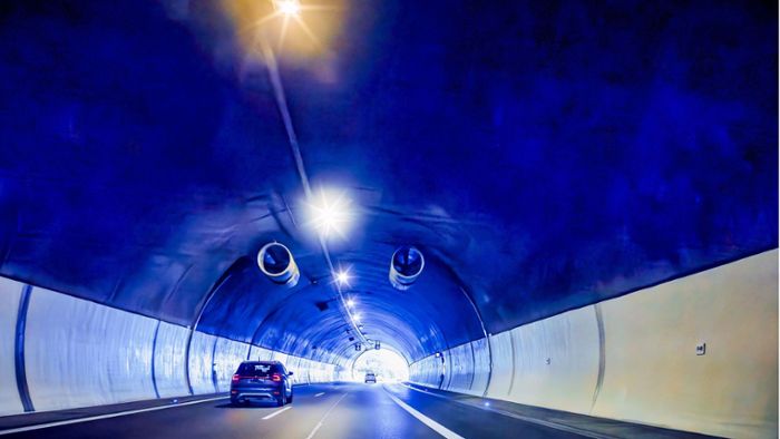 Kam jemand zu Schaden?: Schönbuchtunnel nach Reifenplatzer gesperrt