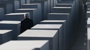 Das Bild zeigt das Holocaust-Mahnmal in Berlin. Foto: dpa