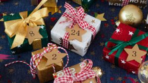 Ein selbst gemachter Adventskalender ist ein individuelles Geschenk in der Vorweihnachtszeit. (Symbolbild) Foto: imago images/CHROMORANGE