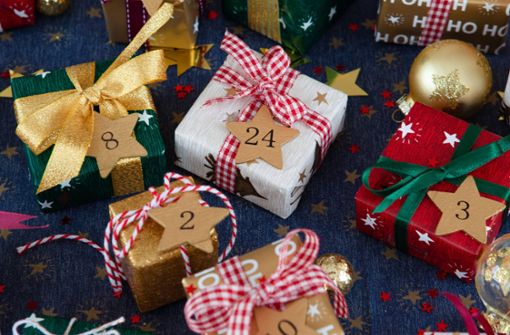 Ein selbst gemachter Adventskalender ist ein individuelles Geschenk in der Vorweihnachtszeit. (Symbolbild) Foto: imago images/CHROMORANGE
