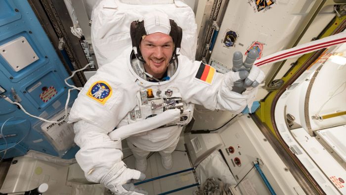 Astronaut plant ein sportliches Weihnachten