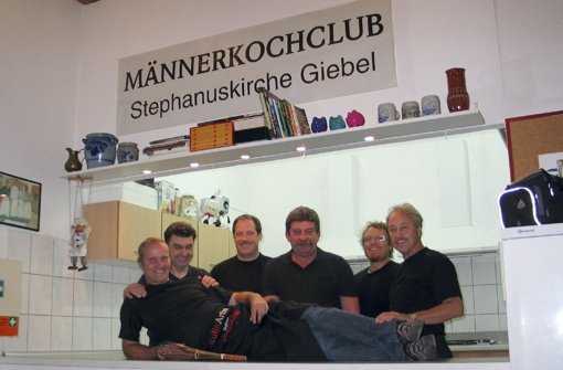 Der Männerkochclub der evangelischen Stephanusgemeinde hat dem Kirchengemeinderat 700 Euro gespendet. Foto: Susanne Müller-Baij