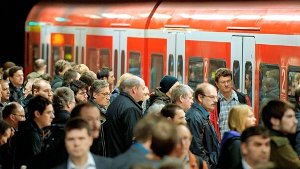 Drangvolle Enge an den Bahnsteigen zu den Stoßzeiten: Im vergangenen Jahr verzeichnete der öffentliche Personennahverkehr einen Rekordzuwachs an Fahrgästen. Foto: dpa