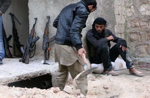 Kämpfer der Freien Syrischen Armee heben in Aleppo Schützengräben aus. Die Aufständischen sind nicht nur Ziel der Angriffe regierungstreuer Truppen sondern auch der von al-Kaida-nahen Gruppen. Foto: ALEPPO MEDIA CENTRE