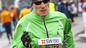 Der Mann mit der goldenen Startnummer beim Bietigheimer Silvesterlauf: Peter Bäuchle Foto: Pressefoto Baumann