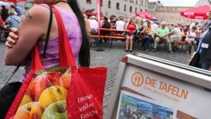 Das gemeinsame Essen von Lebensmittelspenden auf dem Augsburger Rathausplatz bildete den Höhepunkt des 21. Bundestreffens der Tafeln Deutschlands. Foto: dpa