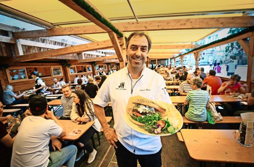 Jürgen Hess, Küchenchef im Göckelesmaier-Zelt, hat einen vegetarischen Burger im Angebot. Foto:  