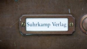 Über die Zukunft des traditionsreichen Suhrkamp Verlages wird vor Gericht gestritten. Foto: dpa