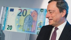 Der Chef der Europäischen Zentralbank, Mario Draghi, präsentiert den neuen 20-Euro-Schein. Foto: dpa
