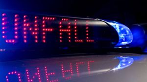 Zwei Autofahrer kollidieren in Dettingen – Polizei sucht Zeugen