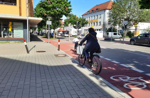 Der bestehende Radweg an der Stuttgarter Straße wird ausgebaut – aber fällt wohl nicht  so breit aus wie von vielen erhofft. Foto: Dirk Herrmann