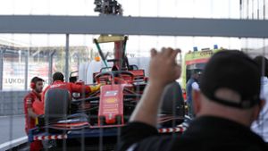 Aus der Traum vom Grand-Prix-Sieg in Sotschi: Der Rennwagen von  Ferrari-Pilot Sebastian Vettel  wird von Mechanikern in der Box abgeschleppt. Foto: dpa/Luca Bruno