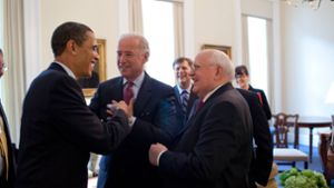 Obama, Biden und Gorbatschow im Jahr 2009. Weitere Bilder aus dem Leben des letzten Sowjet-Präsidenten gibt es in unserer Fotostrecke. Foto: IMAGO/piemags/IMAGO