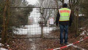 Ein Polizist steht vor der mit Flatterband abgesperrten Zufahrt zu einem privaten Grundstück in der Nähe von Arnstein. Foto: dpa