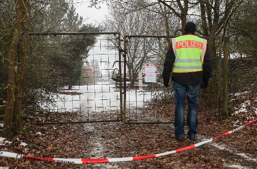 Ein Polizist steht vor der mit Flatterband abgesperrten Zufahrt zu einem privaten Grundstück in der Nähe von Arnstein. Foto: dpa
