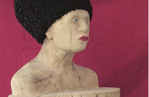 „Pelzmütze“ heißt diese Skulptur des Backnanger Künstlers und Puppenspielers Gregor Oehmann, die in der Alten Kelter in Korb zu sehen ist. Foto: Ruth Messer