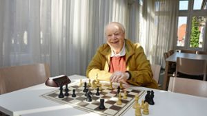 „Schach hält jung und fit“, sagt Gert Keller. Und bei Schülerinnen und Schülern könne das Spiel sogar zu einer Verbesserung der Noten beitragen. Foto: Philipp Braitinger