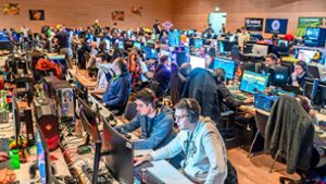 Rund 350 Teilnehmer zocken bei der LAN-Party in der Stauferlandhalle virtuell. Foto: Giacinto Carlucci