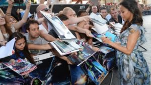 Die schwangere Zoe Saldana gibt bei der Guardians Of The Galaxy-Premiere fleißig Autogramme. Foto: Getty Images Europe