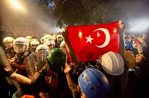 Zusammenstöße zwischen Polizisten und Demonstranten im Gezi-Park im Frühsommer 2013 Foto: EPA