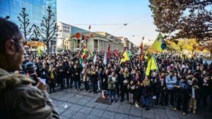 Etwa 500 Kurden demonstrieren auf dem Schlossplatz Foto: Lichtgut/Max Kovalenko
