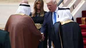 König Salman schüttelte US-Präsident Trump bei seiner Ankunft die Hand. Foto: AP