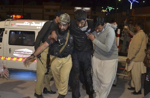 Bei einem Anschlag auf eine Polizeischule in Pakistan sind 60 Menschen getötet und mehr als 120 verletzt worden. Foto: AP