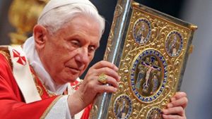 Papst Benedikt XVI. mit einer Prachtbibel  während eines Gottesdienstes im Petersdom in Rom (Juni, 2010). Foto:  
