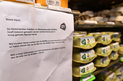 Warnhinweise auf belastete Eier in einem niederländischem Geschäft. Foto: AFP